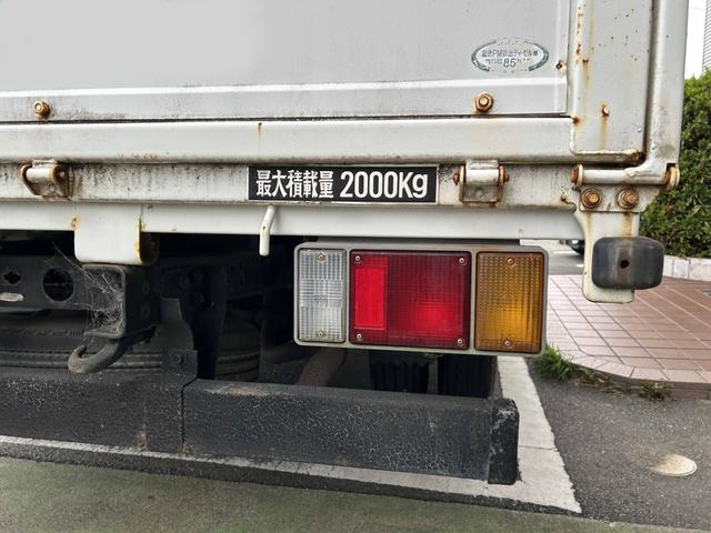 タイタントラック ワイドロングフルワイドロー　平ボディートラック２ｔ積載ワイドロング３方開きＥＴＣ車載器ロープ穴４対イージーゲート荷台鉄板張り荷台内寸長さ４３３ｃｍ幅２０２ｃｍ高さ３８ｃｍ床面地上高８７ｃｍ三方開き４８００ｃｃディーゼルターボ（20枚目）