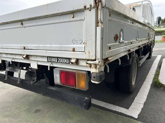 タイタントラック ワイドロングフルワイドロー　平ボディートラック２ｔ積載ワイドロング３方開きＥＴＣ車載器ロープ穴４対イージーゲート荷台鉄板張り荷台内寸長さ４３３ｃｍ幅２０２ｃｍ高さ３８ｃｍ床面地上高８７ｃｍ三方開き４８００ｃｃディーゼルターボ（21枚目）