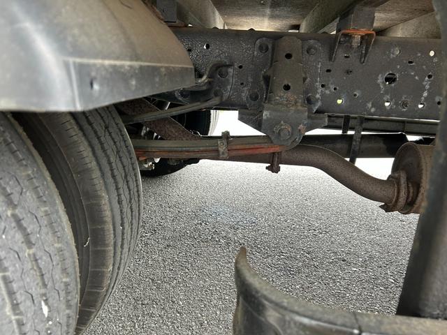 タイタントラック ワイドロングフルワイドロー　平ボディートラック２ｔ積載ワイドロング３方開きＥＴＣ車載器ロープ穴４対イージーゲート荷台鉄板張り荷台内寸長さ４３３ｃｍ幅２０２ｃｍ高さ３８ｃｍ床面地上高８７ｃｍ三方開き４８００ｃｃディーゼルターボ（41枚目）
