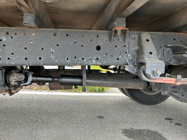 タイタントラック ワイドロングフルワイドロー　平ボディートラック２ｔ積載ワイドロング３方開きＥＴＣ車載器ロープ穴４対イージーゲート荷台鉄板張り荷台内寸長さ４３３ｃｍ幅２０２ｃｍ高さ３８ｃｍ床面地上高８７ｃｍ三方開き４８００ｃｃディーゼルターボ（46枚目）