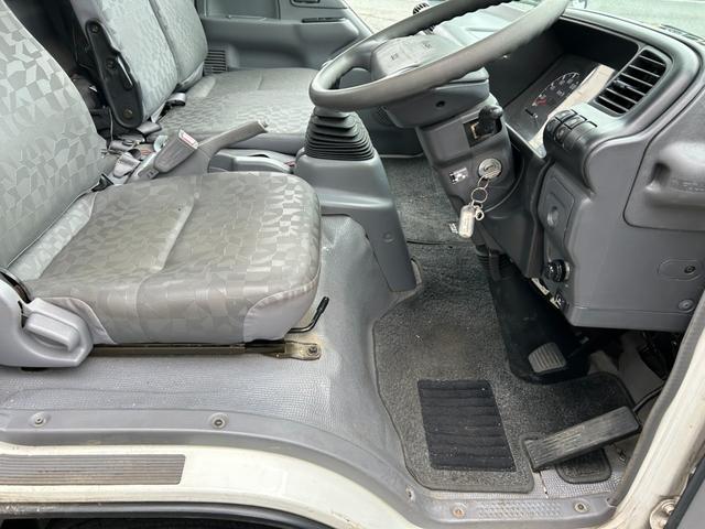 タイタントラック ワイドロングフルワイドロー　平ボディートラック２ｔ積載ワイドロング３方開きＥＴＣ車載器ロープ穴４対イージーゲート荷台鉄板張り荷台内寸長さ４３３ｃｍ幅２０２ｃｍ高さ３８ｃｍ床面地上高８７ｃｍ三方開き４８００ｃｃディーゼルターボ（63枚目）