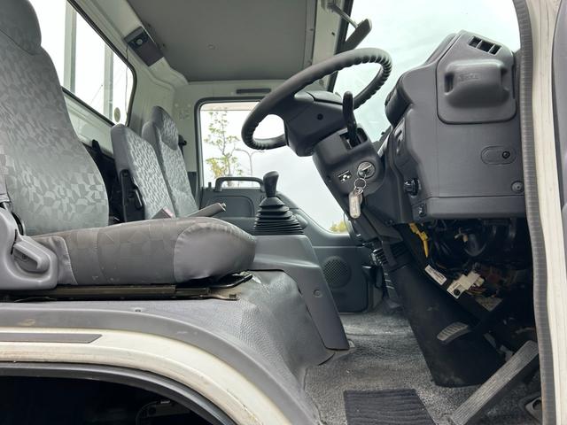 タイタントラック ワイドロングフルワイドロー　平ボディートラック２ｔ積載ワイドロング３方開きＥＴＣ車載器ロープ穴４対イージーゲート荷台鉄板張り荷台内寸長さ４３３ｃｍ幅２０２ｃｍ高さ３８ｃｍ床面地上高８７ｃｍ三方開き４８００ｃｃディーゼルターボ（64枚目）
