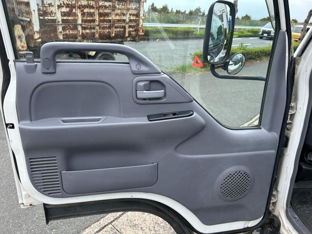 タイタントラック ワイドロングフルワイドロー　平ボディートラック２ｔ積載ワイドロング３方開きＥＴＣ車載器ロープ穴４対イージーゲート荷台鉄板張り荷台内寸長さ４３３ｃｍ幅２０２ｃｍ高さ３８ｃｍ床面地上高８７ｃｍ三方開き４８００ｃｃディーゼルターボ（66枚目）