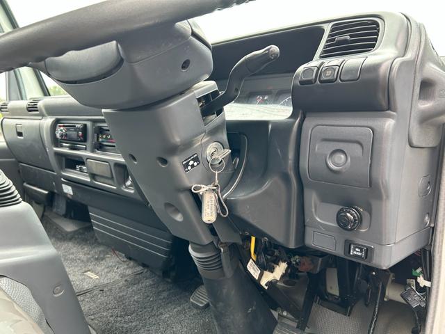 タイタントラック ワイドロングフルワイドロー　平ボディートラック２ｔ積載ワイドロング３方開きＥＴＣ車載器ロープ穴４対イージーゲート荷台鉄板張り荷台内寸長さ４３３ｃｍ幅２０２ｃｍ高さ３８ｃｍ床面地上高８７ｃｍ三方開き４８００ｃｃディーゼルターボ（71枚目）