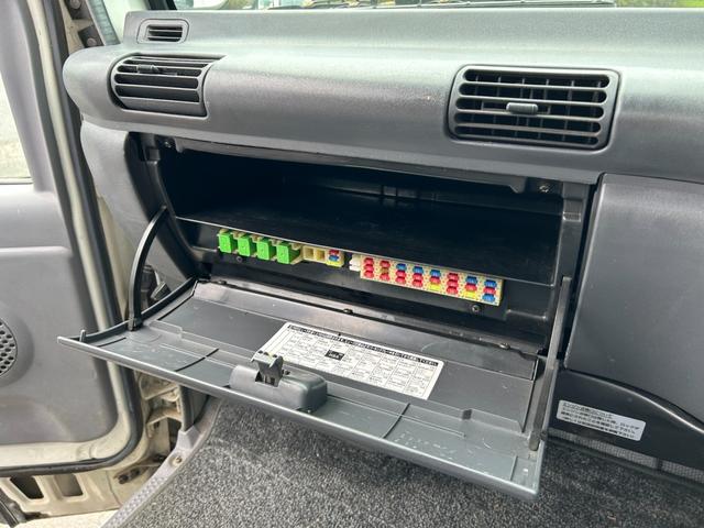 タイタントラック ワイドロングフルワイドロー　平ボディートラック２ｔ積載ワイドロング３方開きＥＴＣ車載器ロープ穴４対イージーゲート荷台鉄板張り荷台内寸長さ４３３ｃｍ幅２０２ｃｍ高さ３８ｃｍ床面地上高８７ｃｍ三方開き４８００ｃｃディーゼルターボ（78枚目）