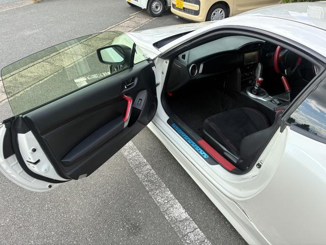 ８６ ＧＴ　冠水歴車ナビＴＶバックカメラ６速マニュアルＥＴＣ車載器スマートキーＰスタートイモビライザーパワートランクリッド禁煙車オートライトオートエアコンホワイトパール衝突安全ボディーフォグランプ付フル装備（41枚目）