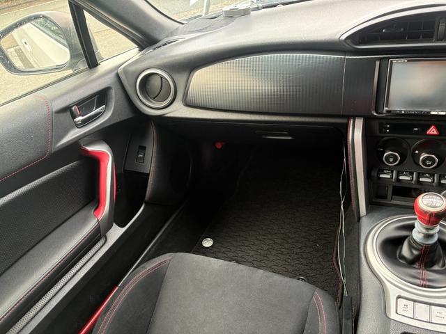 ８６ ＧＴ　冠水歴車ナビＴＶバックカメラ６速マニュアルＥＴＣ車載器スマートキーＰスタートイモビライザーパワートランクリッド禁煙車オートライトオートエアコンホワイトパール衝突安全ボディーフォグランプ付フル装備（62枚目）
