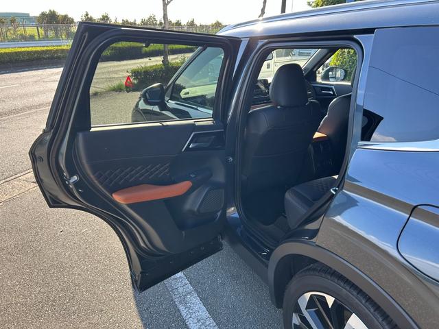 アウトランダーPHEV P 冠水歴車ナビTVバックカメラ全方位モニター3列シート7名乗車パワーバックドアナビTVHDMI入力BTオーディオ対応マイパイロットレーダークルーズコントロールスマートキーPスタート禁煙車シートヒーター付(48枚目)