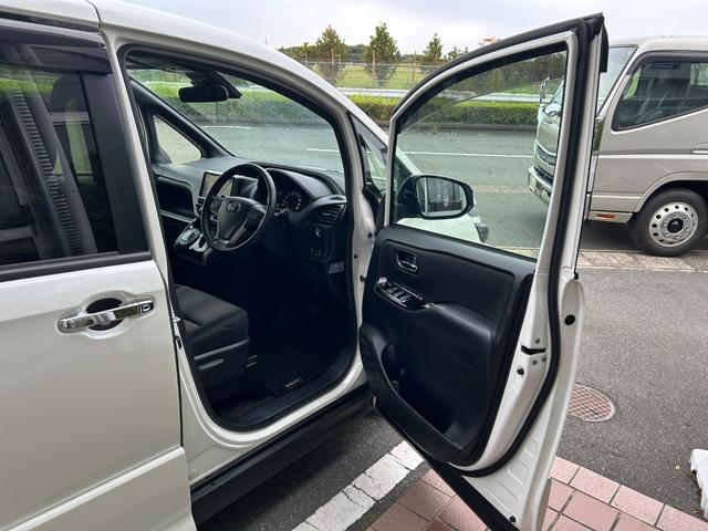 ヴォクシー ZS 煌II 冠水歴車ナビTVバックカメラCDDVD再生HDMI入力ETC車載器両側パワスラスマートキーPスタートイモビ付3列シート7名乗車ドライブレコーダー白線逸脱警報セーフティーセンスプリクラッシュセーフティー(38枚目)