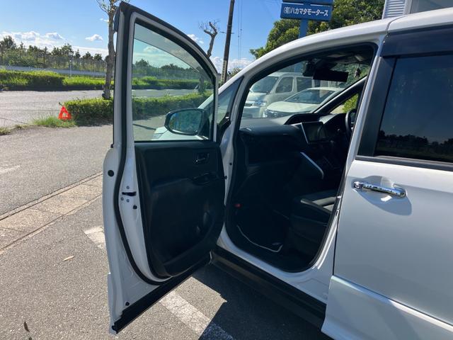 ヴォクシー ZS 冠水歴車ナビTVバックカメラリヤフリップダウンモニターセーフティーセンスプリクラッシセーフティー衝突軽減ブレーキクルコン禁煙車両側パワスラETC車載器ドラレコ前後2カメラオートマチックハイビーム8名乗(44枚目)