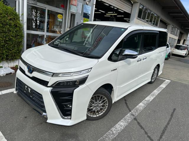 ヴォクシー ハイブリッドＺＳ　煌ＩＩ　冠水歴車バックカメラセーフティセンスプリクラッシュセーフティ禁煙車両側パワスラスマートキーＰスタートイモビ前席シートエアコンオートマチックハイビームトラクションコントロールクルーズコントロールパール白（2枚目）