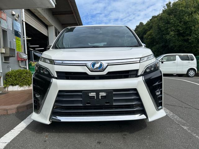 ヴォクシー ハイブリッドＺＳ　煌ＩＩ　冠水歴車バックカメラセーフティセンスプリクラッシュセーフティ禁煙車両側パワスラスマートキーＰスタートイモビ前席シートエアコンオートマチックハイビームトラクションコントロールクルーズコントロールパール白（3枚目）