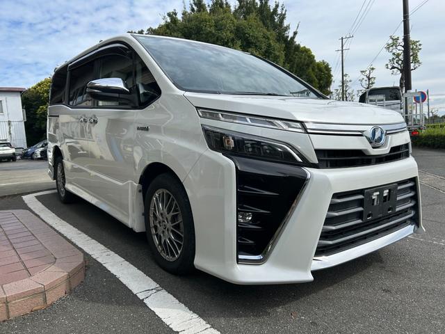 ヴォクシー ハイブリッドＺＳ　煌ＩＩ　冠水歴車バックカメラセーフティセンスプリクラッシュセーフティ禁煙車両側パワスラスマートキーＰスタートイモビ前席シートエアコンオートマチックハイビームトラクションコントロールクルーズコントロールパール白（5枚目）