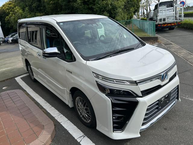 ヴォクシー ハイブリッドＺＳ　煌ＩＩ　冠水歴車バックカメラセーフティセンスプリクラッシュセーフティ禁煙車両側パワスラスマートキーＰスタートイモビ前席シートエアコンオートマチックハイビームトラクションコントロールクルーズコントロールパール白（6枚目）