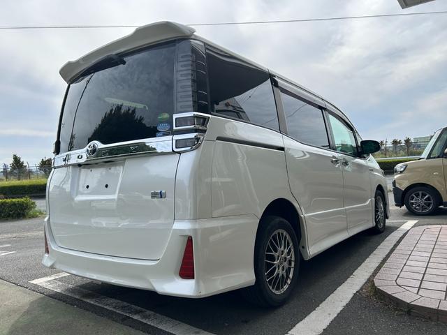 ヴォクシー ハイブリッドＺＳ　煌ＩＩ　冠水歴車バックカメラセーフティセンスプリクラッシュセーフティ禁煙車両側パワスラスマートキーＰスタートイモビ前席シートエアコンオートマチックハイビームトラクションコントロールクルーズコントロールパール白（8枚目）