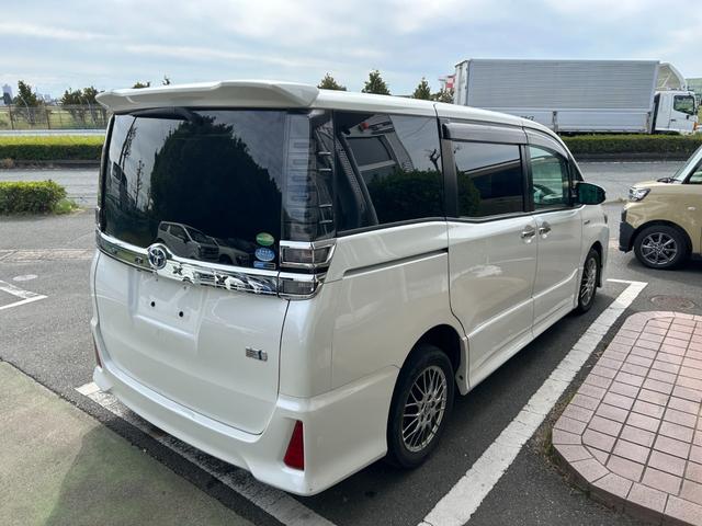 ヴォクシー ハイブリッドＺＳ　煌ＩＩ　冠水歴車バックカメラセーフティセンスプリクラッシュセーフティ禁煙車両側パワスラスマートキーＰスタートイモビ前席シートエアコンオートマチックハイビームトラクションコントロールクルーズコントロールパール白（9枚目）