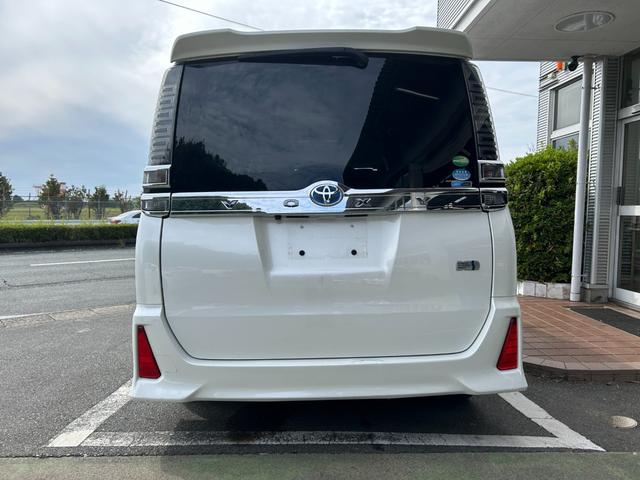 ヴォクシー ハイブリッドＺＳ　煌ＩＩ　冠水歴車バックカメラセーフティセンスプリクラッシュセーフティ禁煙車両側パワスラスマートキーＰスタートイモビ前席シートエアコンオートマチックハイビームトラクションコントロールクルーズコントロールパール白（10枚目）