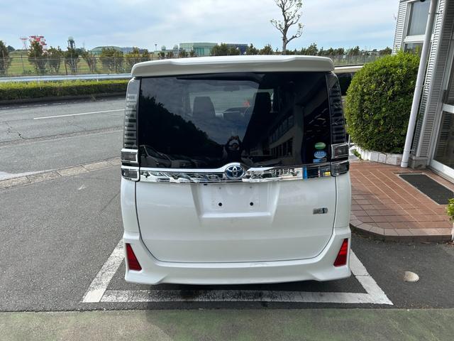 ヴォクシー ハイブリッドＺＳ　煌ＩＩ　冠水歴車バックカメラセーフティセンスプリクラッシュセーフティ禁煙車両側パワスラスマートキーＰスタートイモビ前席シートエアコンオートマチックハイビームトラクションコントロールクルーズコントロールパール白（11枚目）