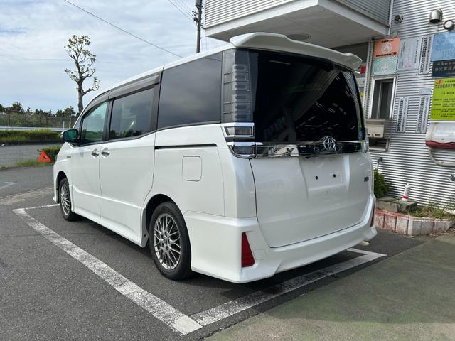 ヴォクシー ハイブリッドＺＳ　煌ＩＩ　冠水歴車バックカメラセーフティセンスプリクラッシュセーフティ禁煙車両側パワスラスマートキーＰスタートイモビ前席シートエアコンオートマチックハイビームトラクションコントロールクルーズコントロールパール白（12枚目）
