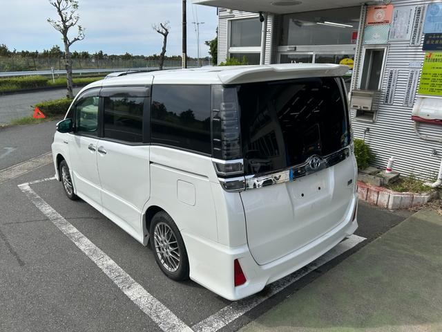 ヴォクシー ハイブリッドＺＳ　煌ＩＩ　冠水歴車バックカメラセーフティセンスプリクラッシュセーフティ禁煙車両側パワスラスマートキーＰスタートイモビ前席シートエアコンオートマチックハイビームトラクションコントロールクルーズコントロールパール白（13枚目）