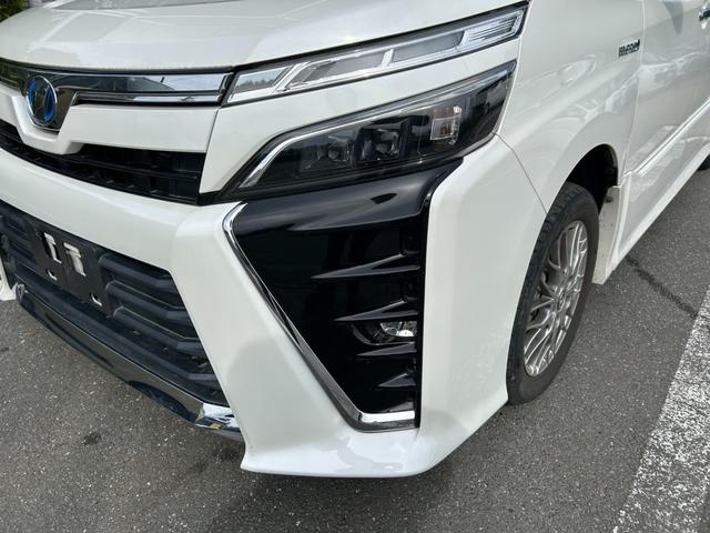 ヴォクシー ハイブリッドＺＳ　煌ＩＩ　冠水歴車バックカメラセーフティセンスプリクラッシュセーフティ禁煙車両側パワスラスマートキーＰスタートイモビ前席シートエアコンオートマチックハイビームトラクションコントロールクルーズコントロールパール白（16枚目）