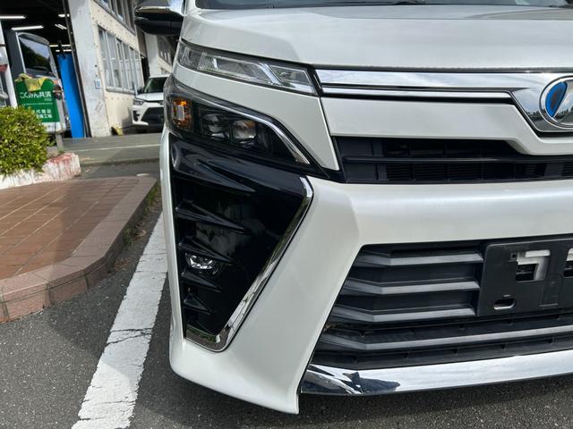 ヴォクシー ハイブリッドＺＳ　煌ＩＩ　冠水歴車バックカメラセーフティセンスプリクラッシュセーフティ禁煙車両側パワスラスマートキーＰスタートイモビ前席シートエアコンオートマチックハイビームトラクションコントロールクルーズコントロールパール白（17枚目）