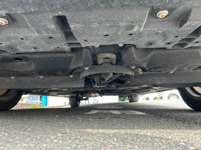 ヴォクシー ハイブリッドＺＳ　煌ＩＩ　冠水歴車バックカメラセーフティセンスプリクラッシュセーフティ禁煙車両側パワスラスマートキーＰスタートイモビ前席シートエアコンオートマチックハイビームトラクションコントロールクルーズコントロールパール白（25枚目）