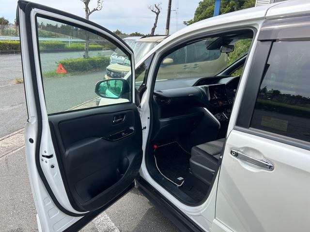 ヴォクシー ハイブリッドＺＳ　煌ＩＩ　冠水歴車バックカメラセーフティセンスプリクラッシュセーフティ禁煙車両側パワスラスマートキーＰスタートイモビ前席シートエアコンオートマチックハイビームトラクションコントロールクルーズコントロールパール白（43枚目）