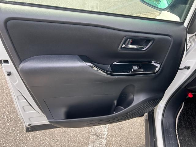 ヴォクシー ハイブリッドＺＳ　煌ＩＩ　冠水歴車バックカメラセーフティセンスプリクラッシュセーフティ禁煙車両側パワスラスマートキーＰスタートイモビ前席シートエアコンオートマチックハイビームトラクションコントロールクルーズコントロールパール白（44枚目）