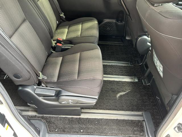 ヴォクシー ハイブリッドＺＳ　煌ＩＩ　冠水歴車バックカメラセーフティセンスプリクラッシュセーフティ禁煙車両側パワスラスマートキーＰスタートイモビ前席シートエアコンオートマチックハイビームトラクションコントロールクルーズコントロールパール白（53枚目）