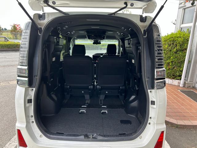 ヴォクシー ハイブリッドＺＳ　煌ＩＩ　冠水歴車バックカメラセーフティセンスプリクラッシュセーフティ禁煙車両側パワスラスマートキーＰスタートイモビ前席シートエアコンオートマチックハイビームトラクションコントロールクルーズコントロールパール白（63枚目）