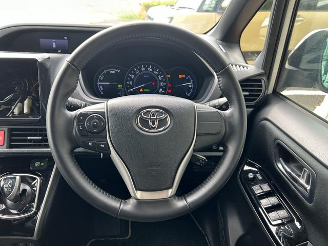 ヴォクシー ハイブリッドＺＳ　煌ＩＩ　冠水歴車バックカメラセーフティセンスプリクラッシュセーフティ禁煙車両側パワスラスマートキーＰスタートイモビ前席シートエアコンオートマチックハイビームトラクションコントロールクルーズコントロールパール白（70枚目）