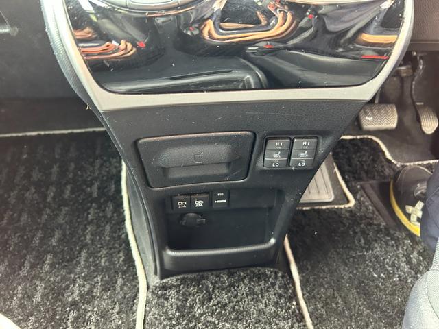 ヴォクシー ハイブリッドＺＳ　煌ＩＩ　冠水歴車バックカメラセーフティセンスプリクラッシュセーフティ禁煙車両側パワスラスマートキーＰスタートイモビ前席シートエアコンオートマチックハイビームトラクションコントロールクルーズコントロールパール白（77枚目）