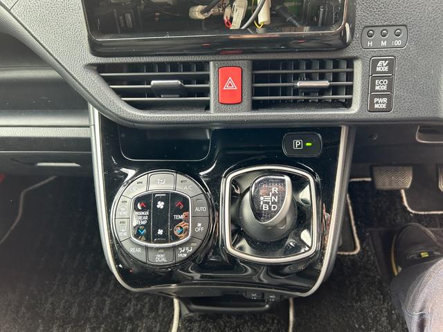 ヴォクシー ハイブリッドＺＳ　煌ＩＩ　冠水歴車バックカメラセーフティセンスプリクラッシュセーフティ禁煙車両側パワスラスマートキーＰスタートイモビ前席シートエアコンオートマチックハイビームトラクションコントロールクルーズコントロールパール白（78枚目）