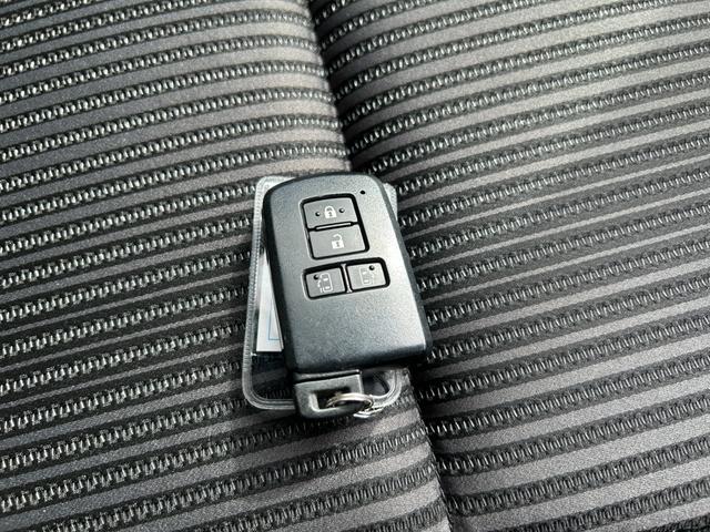 ヴォクシー ハイブリッドＺＳ　煌ＩＩ　冠水歴車バックカメラセーフティセンスプリクラッシュセーフティ禁煙車両側パワスラスマートキーＰスタートイモビ前席シートエアコンオートマチックハイビームトラクションコントロールクルーズコントロールパール白（80枚目）