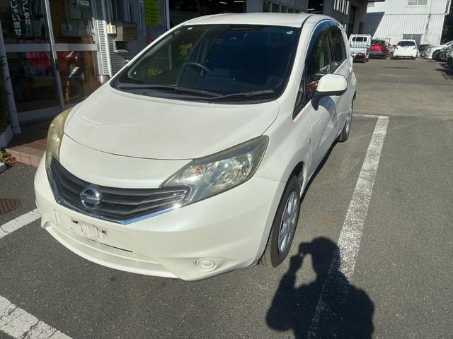 ノート Ｘ　ＤＩＧ－Ｓ　エマージェンシーブレーキパッケージ　ナビＴＶバックカメラアラウンドビューモニターＥＴＣ車載器禁煙車エマージェンシーブレーキ自動防眩式ルームミラーヒーター付ドアミラーホワイトパールスマートキーＰスタートイモビ衝突安全ボディースペアタイヤ付（2枚目）