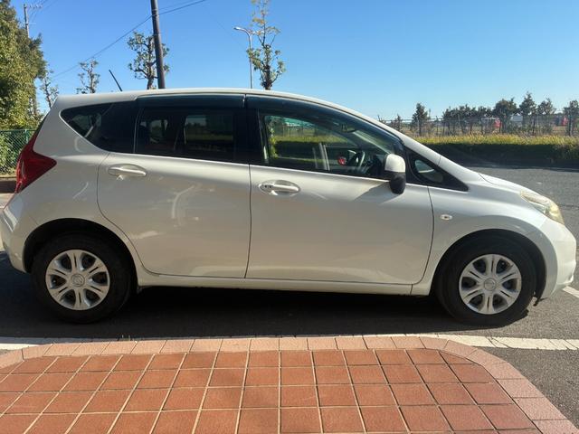 ノート Ｘ　ＤＩＧ－Ｓ　エマージェンシーブレーキパッケージ　ナビＴＶバックカメラアラウンドビューモニターＥＴＣ車載器禁煙車エマージェンシーブレーキ自動防眩式ルームミラーヒーター付ドアミラーホワイトパールスマートキーＰスタートイモビ衝突安全ボディースペアタイヤ付（7枚目）