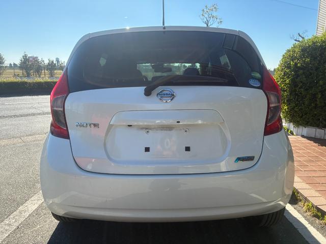 ノート Ｘ　ＤＩＧ－Ｓ　エマージェンシーブレーキパッケージ　ナビＴＶバックカメラアラウンドビューモニターＥＴＣ車載器禁煙車エマージェンシーブレーキ自動防眩式ルームミラーヒーター付ドアミラーホワイトパールスマートキーＰスタートイモビ衝突安全ボディースペアタイヤ付（10枚目）