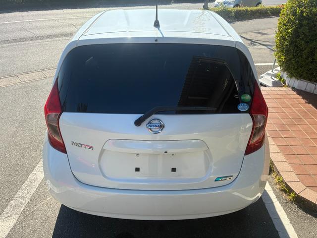 ノート Ｘ　ＤＩＧ－Ｓ　エマージェンシーブレーキパッケージ　ナビＴＶバックカメラアラウンドビューモニターＥＴＣ車載器禁煙車エマージェンシーブレーキ自動防眩式ルームミラーヒーター付ドアミラーホワイトパールスマートキーＰスタートイモビ衝突安全ボディースペアタイヤ付（11枚目）