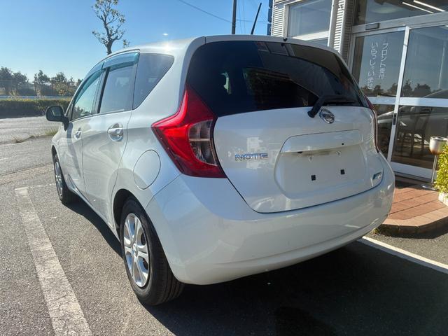 ノート Ｘ　ＤＩＧ－Ｓ　エマージェンシーブレーキパッケージ　ナビＴＶバックカメラアラウンドビューモニターＥＴＣ車載器禁煙車エマージェンシーブレーキ自動防眩式ルームミラーヒーター付ドアミラーホワイトパールスマートキーＰスタートイモビ衝突安全ボディースペアタイヤ付（12枚目）