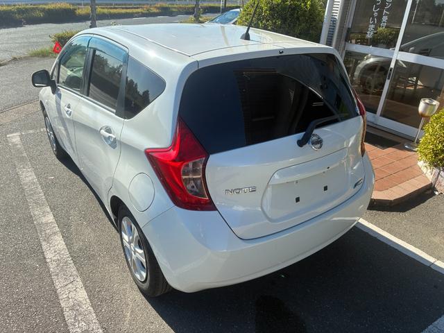 ノート Ｘ　ＤＩＧ－Ｓ　エマージェンシーブレーキパッケージ　ナビＴＶバックカメラアラウンドビューモニターＥＴＣ車載器禁煙車エマージェンシーブレーキ自動防眩式ルームミラーヒーター付ドアミラーホワイトパールスマートキーＰスタートイモビ衝突安全ボディースペアタイヤ付（13枚目）