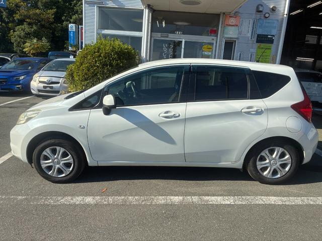 ノート Ｘ　ＤＩＧ－Ｓ　エマージェンシーブレーキパッケージ　ナビＴＶバックカメラアラウンドビューモニターＥＴＣ車載器禁煙車エマージェンシーブレーキ自動防眩式ルームミラーヒーター付ドアミラーホワイトパールスマートキーＰスタートイモビ衝突安全ボディースペアタイヤ付（14枚目）