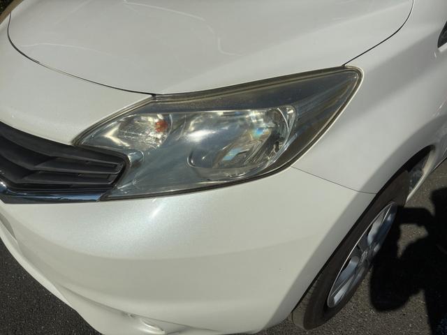 ノート Ｘ　ＤＩＧ－Ｓ　エマージェンシーブレーキパッケージ　ナビＴＶバックカメラアラウンドビューモニターＥＴＣ車載器禁煙車エマージェンシーブレーキ自動防眩式ルームミラーヒーター付ドアミラーホワイトパールスマートキーＰスタートイモビ衝突安全ボディースペアタイヤ付（16枚目）