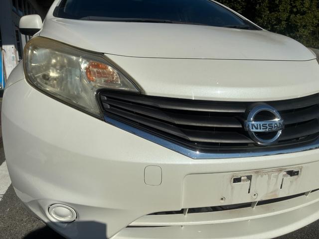 ノート Ｘ　ＤＩＧ－Ｓ　エマージェンシーブレーキパッケージ　ナビＴＶバックカメラアラウンドビューモニターＥＴＣ車載器禁煙車エマージェンシーブレーキ自動防眩式ルームミラーヒーター付ドアミラーホワイトパールスマートキーＰスタートイモビ衝突安全ボディースペアタイヤ付（17枚目）