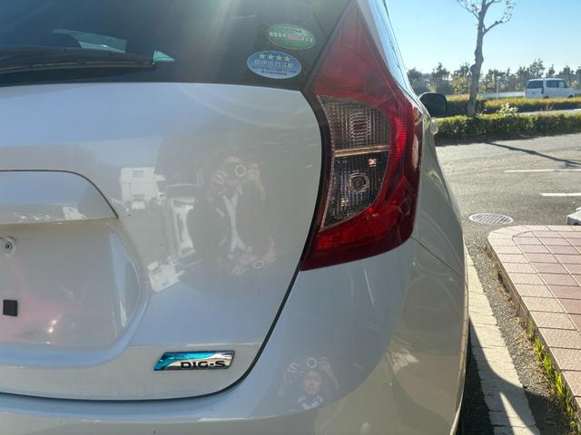 ノート Ｘ　ＤＩＧ－Ｓ　エマージェンシーブレーキパッケージ　ナビＴＶバックカメラアラウンドビューモニターＥＴＣ車載器禁煙車エマージェンシーブレーキ自動防眩式ルームミラーヒーター付ドアミラーホワイトパールスマートキーＰスタートイモビ衝突安全ボディースペアタイヤ付（19枚目）