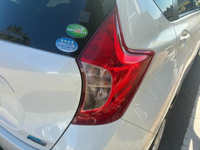 ノート Ｘ　ＤＩＧ－Ｓ　エマージェンシーブレーキパッケージ　ナビＴＶバックカメラアラウンドビューモニターＥＴＣ車載器禁煙車エマージェンシーブレーキ自動防眩式ルームミラーヒーター付ドアミラーホワイトパールスマートキーＰスタートイモビ衝突安全ボディースペアタイヤ付（20枚目）