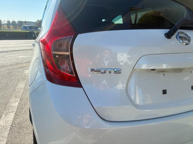ノート Ｘ　ＤＩＧ－Ｓ　エマージェンシーブレーキパッケージ　ナビＴＶバックカメラアラウンドビューモニターＥＴＣ車載器禁煙車エマージェンシーブレーキ自動防眩式ルームミラーヒーター付ドアミラーホワイトパールスマートキーＰスタートイモビ衝突安全ボディースペアタイヤ付（21枚目）