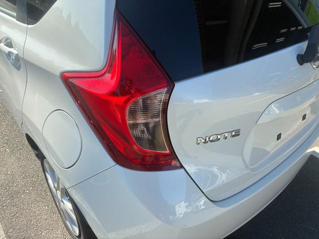 ノート Ｘ　ＤＩＧ－Ｓ　エマージェンシーブレーキパッケージ　ナビＴＶバックカメラアラウンドビューモニターＥＴＣ車載器禁煙車エマージェンシーブレーキ自動防眩式ルームミラーヒーター付ドアミラーホワイトパールスマートキーＰスタートイモビ衝突安全ボディースペアタイヤ付（22枚目）