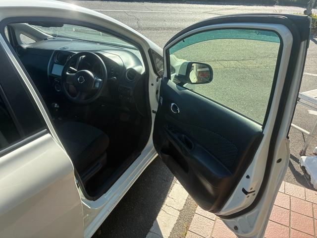 ノート Ｘ　ＤＩＧ－Ｓ　エマージェンシーブレーキパッケージ　ナビＴＶバックカメラアラウンドビューモニターＥＴＣ車載器禁煙車エマージェンシーブレーキ自動防眩式ルームミラーヒーター付ドアミラーホワイトパールスマートキーＰスタートイモビ衝突安全ボディースペアタイヤ付（40枚目）