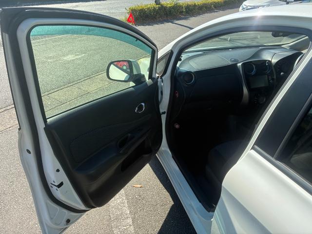 ノート Ｘ　ＤＩＧ－Ｓ　エマージェンシーブレーキパッケージ　ナビＴＶバックカメラアラウンドビューモニターＥＴＣ車載器禁煙車エマージェンシーブレーキ自動防眩式ルームミラーヒーター付ドアミラーホワイトパールスマートキーＰスタートイモビ衝突安全ボディースペアタイヤ付（45枚目）